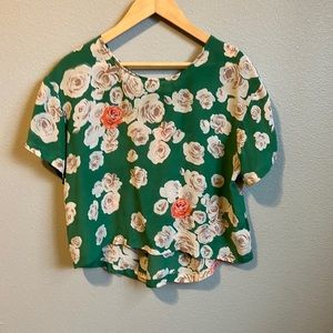 Green floral silk flowy blouse w button detail on back, light weight